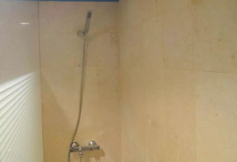 ホテル Reddoorz Near Tugu Naga Singkawang