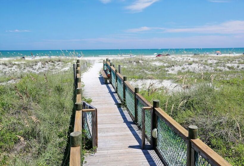 Отель La Fiesta Ocean Inn & Suites