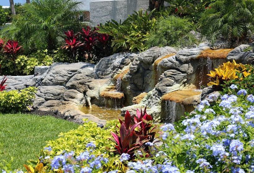 Отель La Fiesta Ocean Inn & Suites