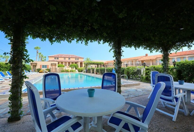 Отель La Fiesta Ocean Inn & Suites