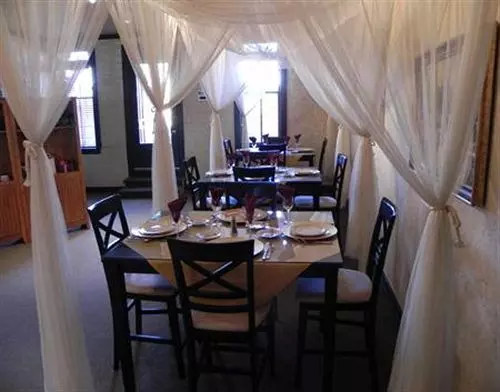 Отель La Plaza Historic & Restaurant