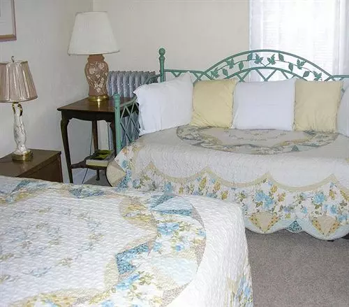 Отель La Plaza Historic & Restaurant