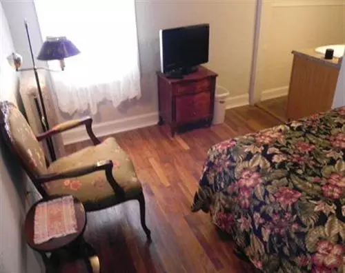 Отель La Plaza Historic & Restaurant