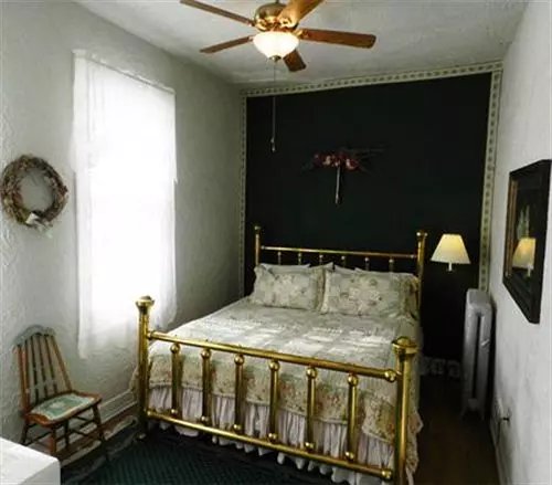 Отель La Plaza Historic & Restaurant