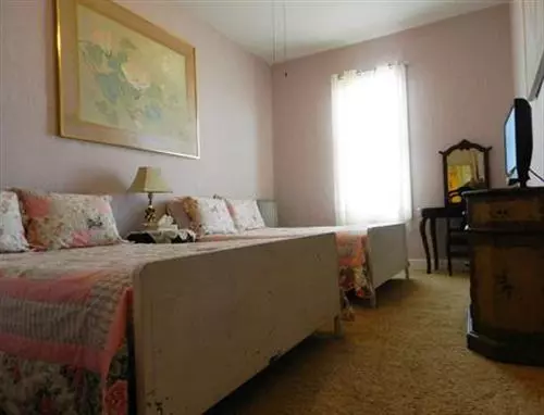 Отель La Plaza Historic & Restaurant