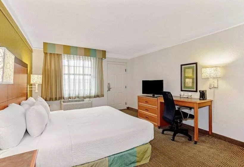 هتل La Quinta Inn By Wyndham Orlando Airport West