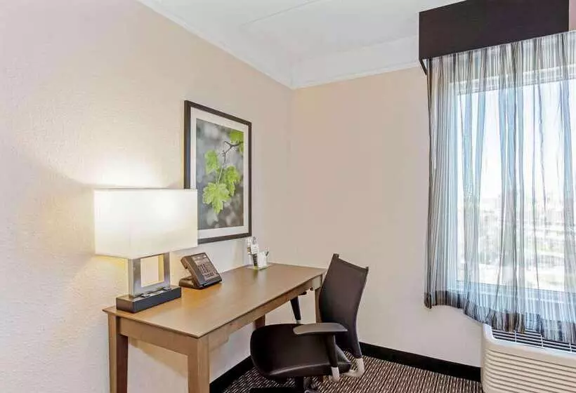 هتل La Quinta Inn & Suites By Wyndham Panama City