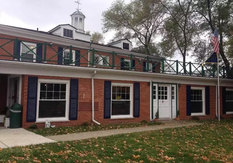 בית מלון כפרי The University Inn Ann Arbor