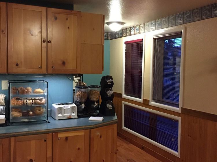 Long House Alaskan Hotel