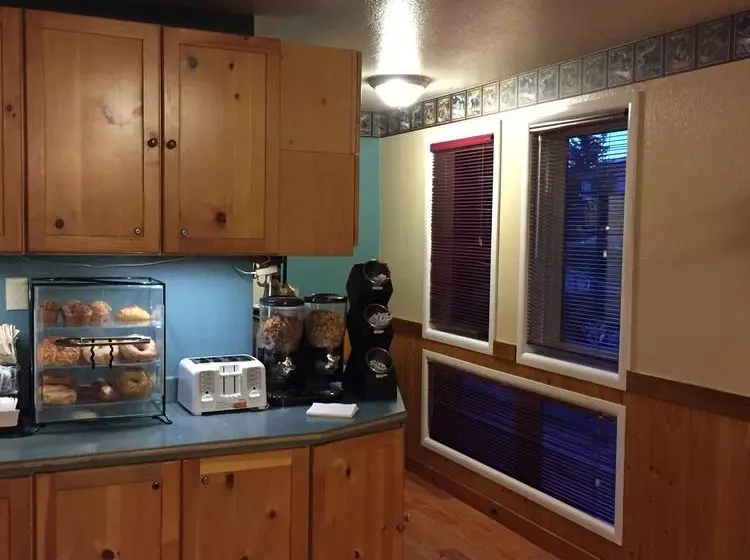 Long House Alaskan Hotel