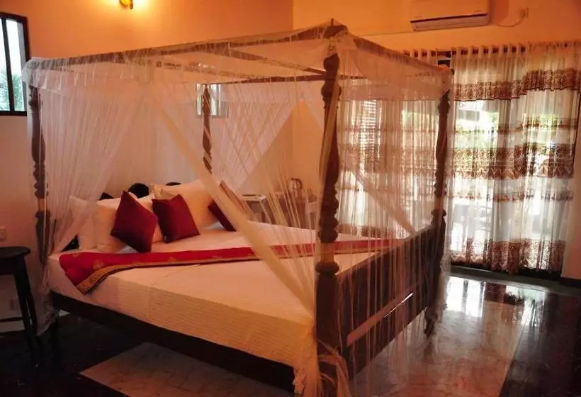 پانسیون Garland Beach Villa