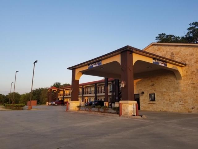 فندق Executive Inn & Suites