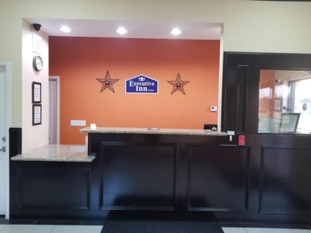 فندق Executive Inn & Suites