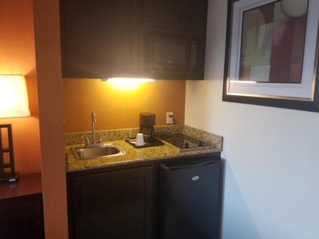 فندق Executive Inn & Suites