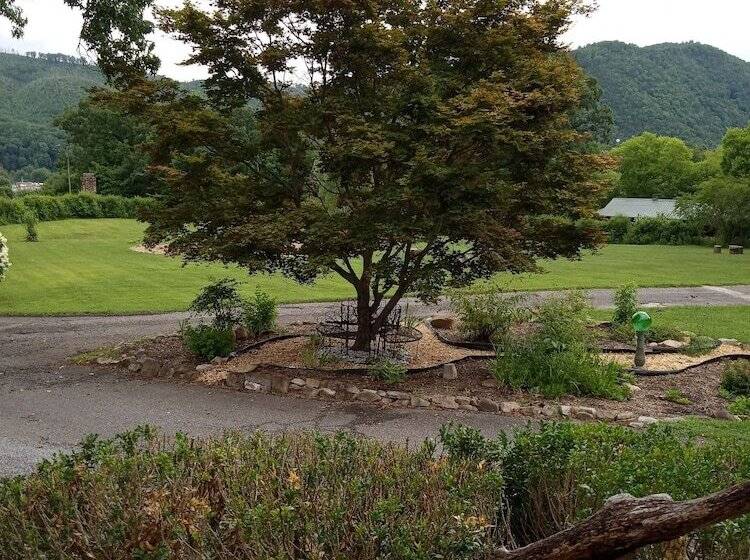 فندق صغير Laughing Heart Lodge