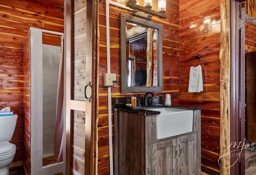 فندق Log Cabin Inn