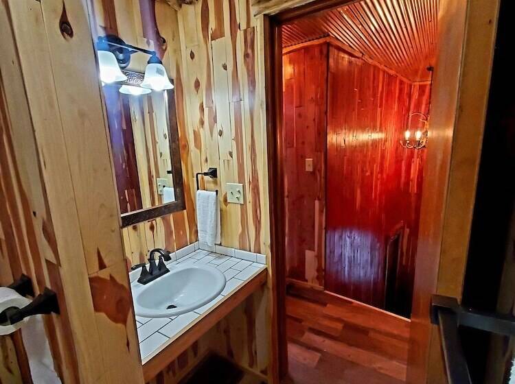 فندق Log Cabin Inn