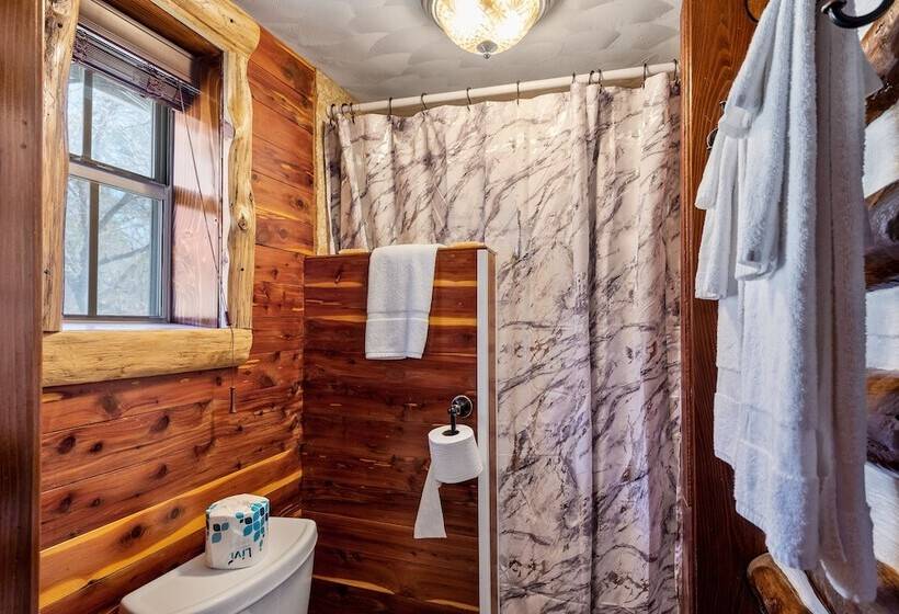 فندق Log Cabin Inn