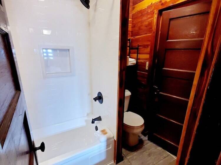 فندق Log Cabin Inn