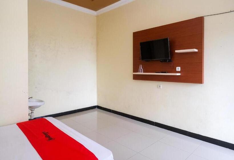 Otel Reddoorz Near Candi Sukuh Karanganyar