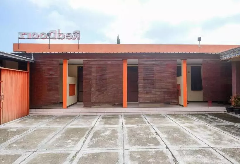 Hotelli Reddoorz Near Candi Sukuh Karanganyar