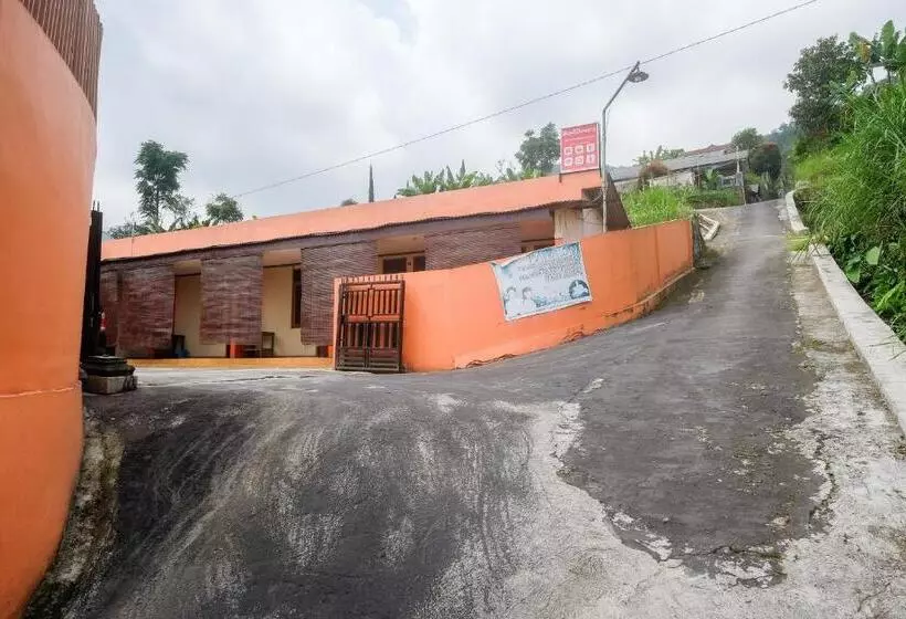 Hotelli Reddoorz Near Candi Sukuh Karanganyar