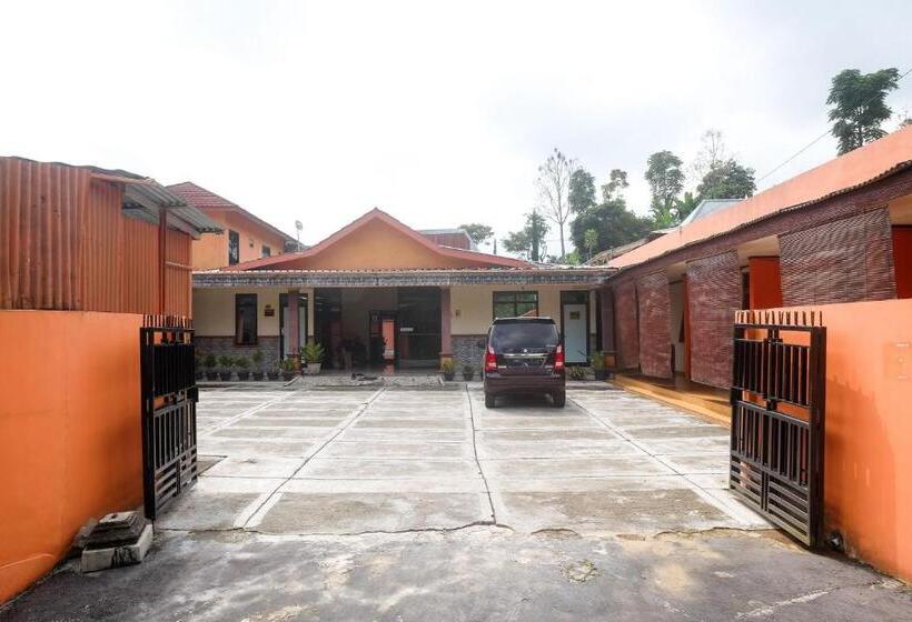 Otel Reddoorz Near Candi Sukuh Karanganyar
