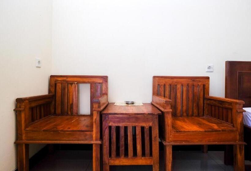 Otel Reddoorz Near Candi Sukuh Karanganyar