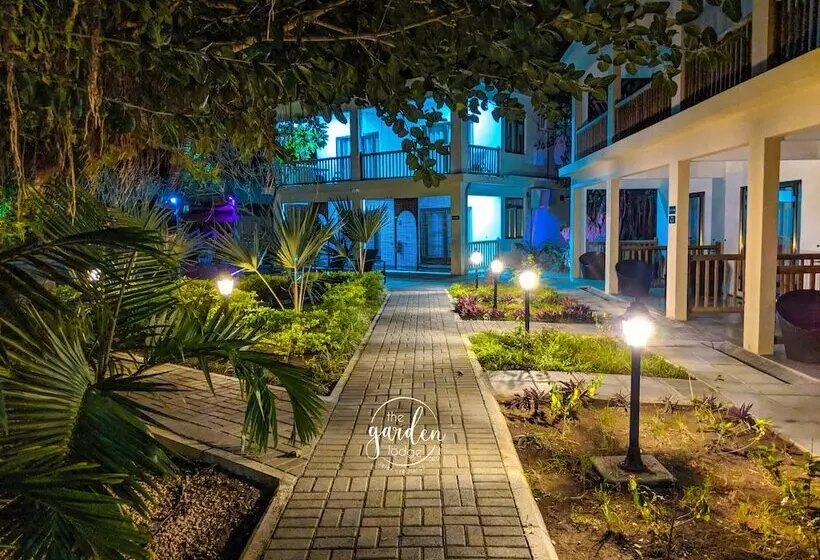 تختخواب و صبحانه The Garden Lodge Pereybere   Piscine & Jardin