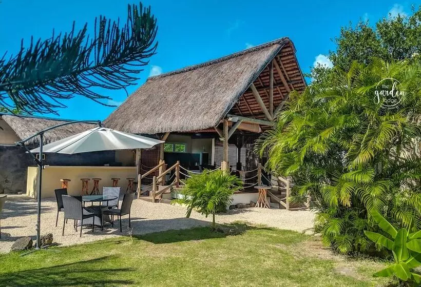 تختخواب و صبحانه The Garden Lodge Pereybere   Piscine & Jardin