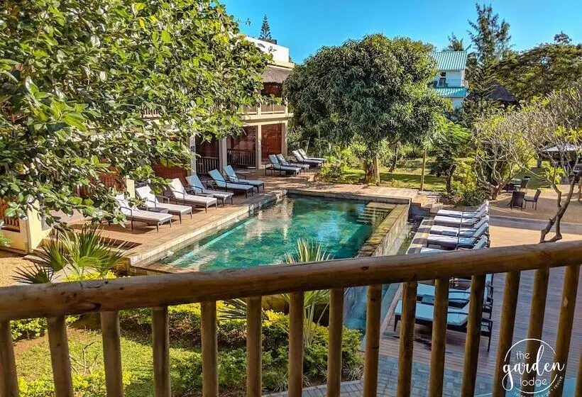 تختخواب و صبحانه The Garden Lodge Pereybere   Piscine & Jardin