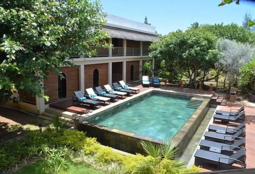 تختخواب و صبحانه The Garden Lodge Pereybere   Piscine & Jardin