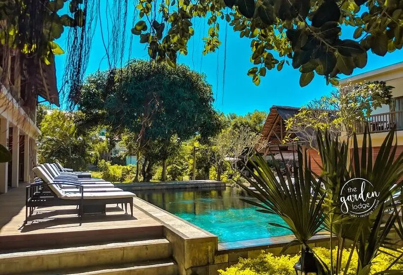 تختخواب و صبحانه The Garden Lodge Pereybere   Piscine & Jardin