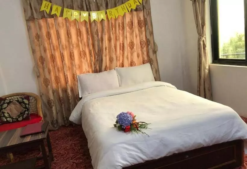 هتل Nayagaun Village Resort