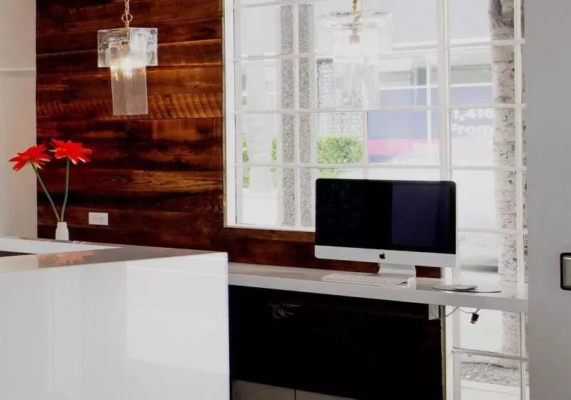 هتل Inn At Venice Beach