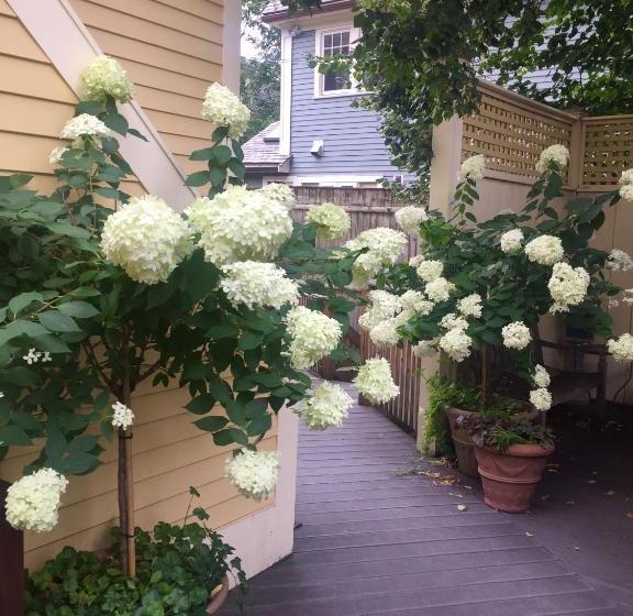 هتل Mary Prentiss Inn