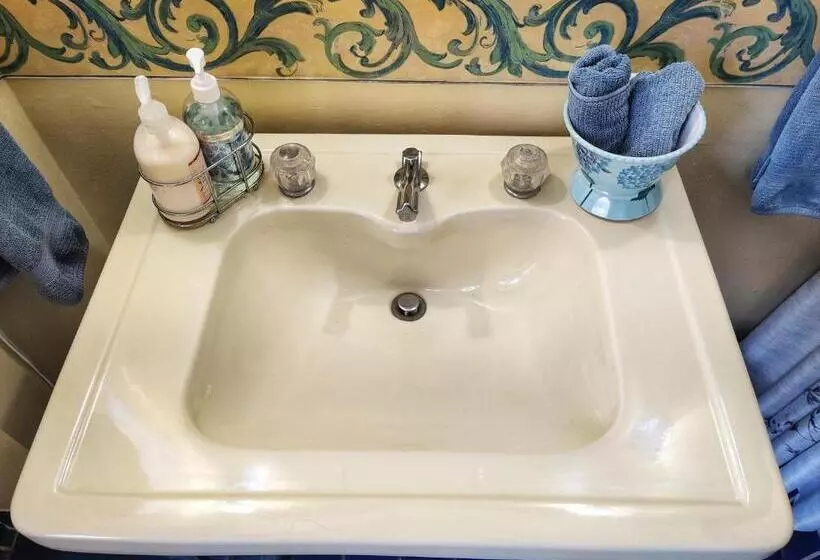 Отель Montague Inn Bed & Breakfast