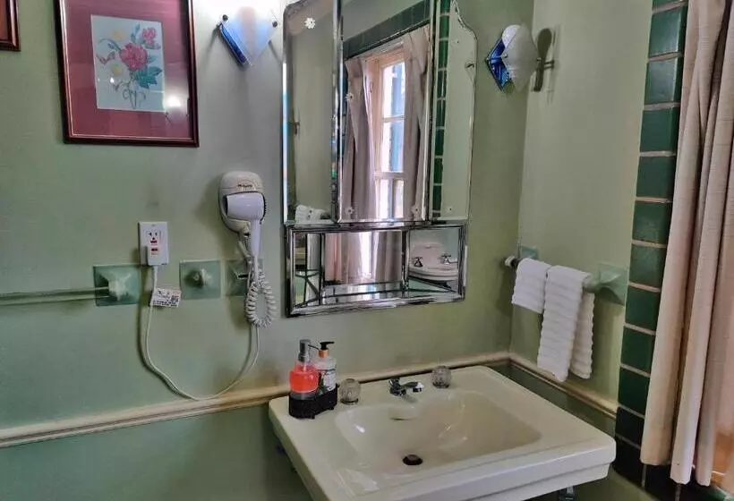 Отель Montague Inn Bed & Breakfast