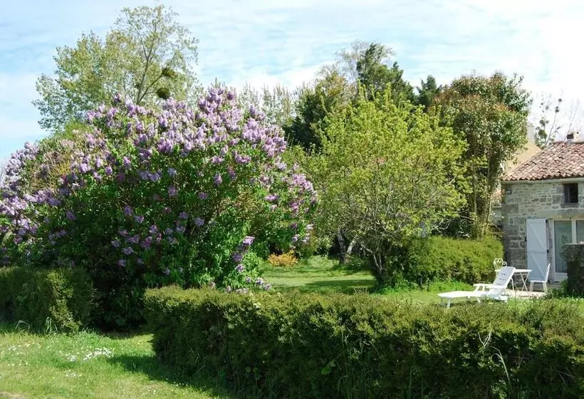 Aamiaismajoitus (B&B) Chambre D Hôtes La Pertuzerie