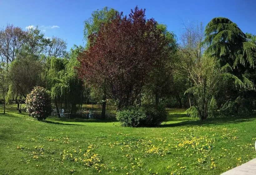 Aamiaismajoitus (B&B) Les Arbres Rouges