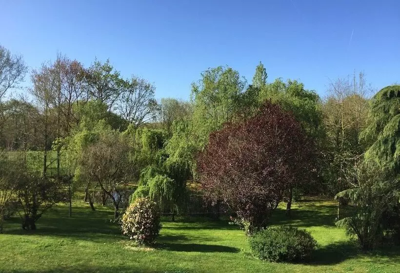 Aamiaismajoitus (B&B) Les Arbres Rouges