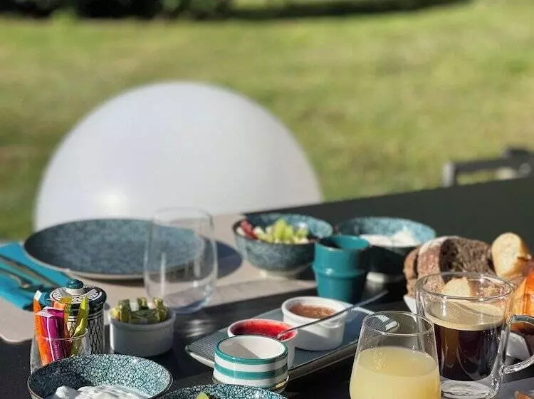 Aamiaismajoitus (B&B) Les Arbres Rouges