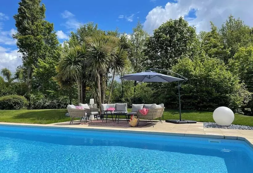 Aamiaismajoitus (B&B) Les Arbres Rouges