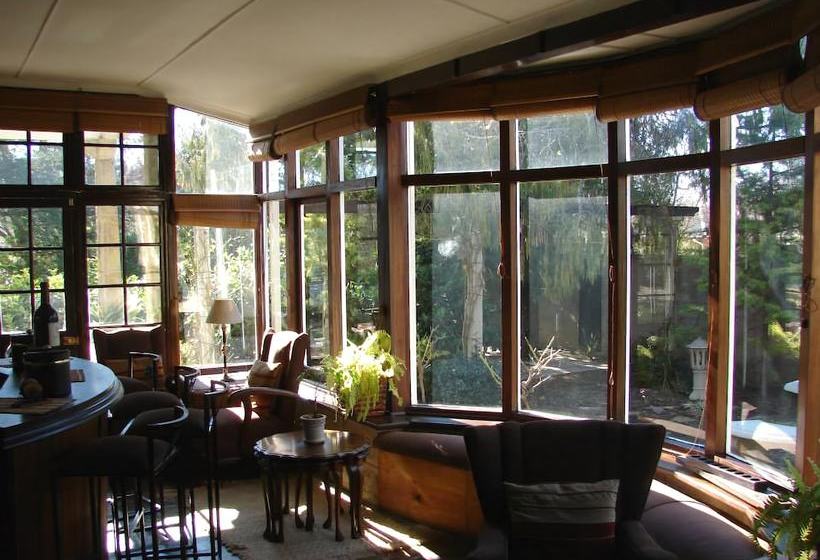 Pension Shady Pines Guest House