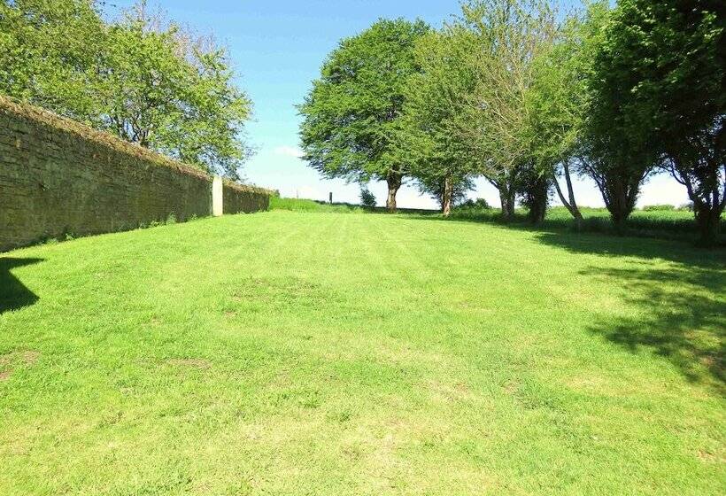 Le Manoir De Placy Bed And Breakfast