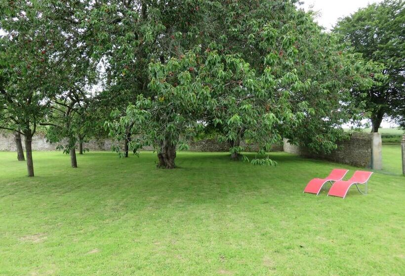 Le Manoir De Placy Bed And Breakfast