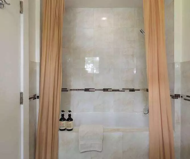 Aamiaismajoitus (B&B) The Trail In Adams   Berkshires  Art