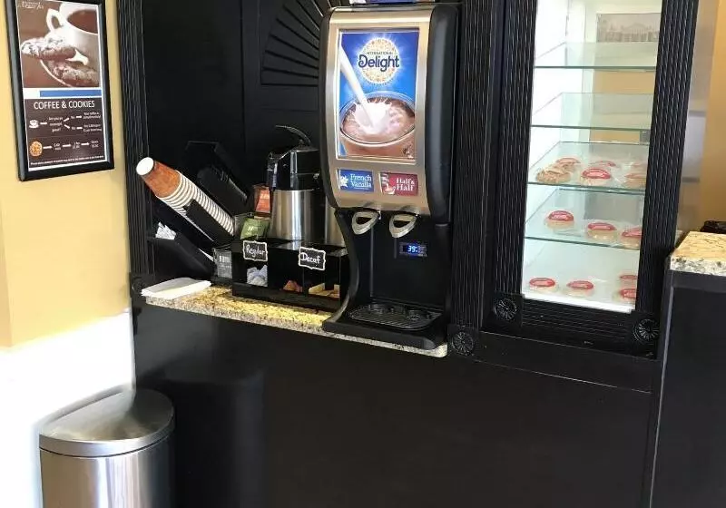 Hotelli Asbury Inn & Suites