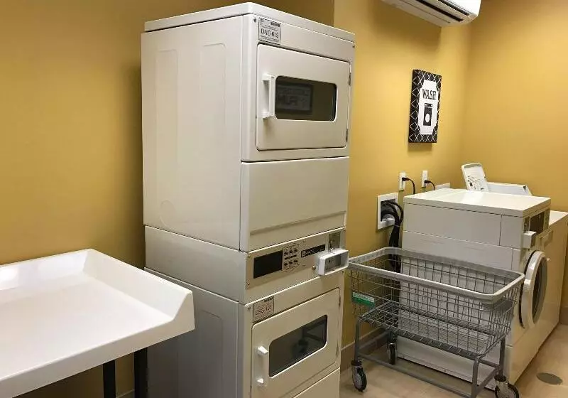 Hotelli Asbury Inn & Suites