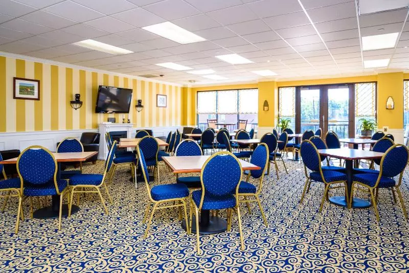 Hotelli Asbury Inn & Suites